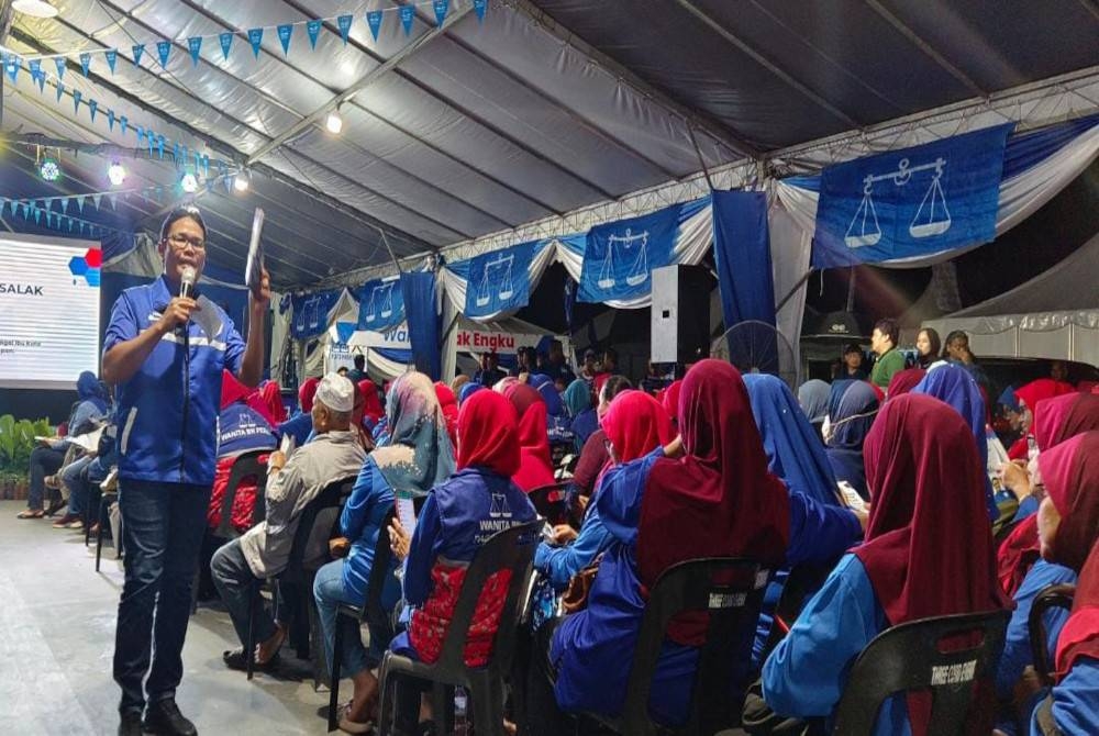 Khairul Azwan menerangkan kepada jentera BN Aspirasi Pasir Salak pada pelancaran manifesto Pilihan Raya Umum ke-15 di Kampung Gajah malam Rabu.