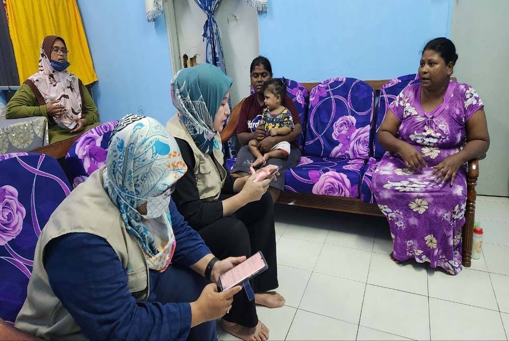 Wan Azliana (duduk, dua dari kiri) bertanya khabar dan mengenal pasti permasalahan masyarakat di Parlimen Batu.