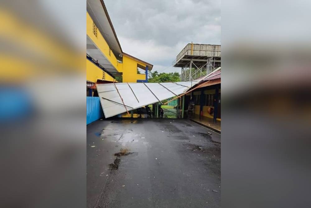 Keadaan bimbung yang rosak di SMK Datuk Abdullah, Rembau.