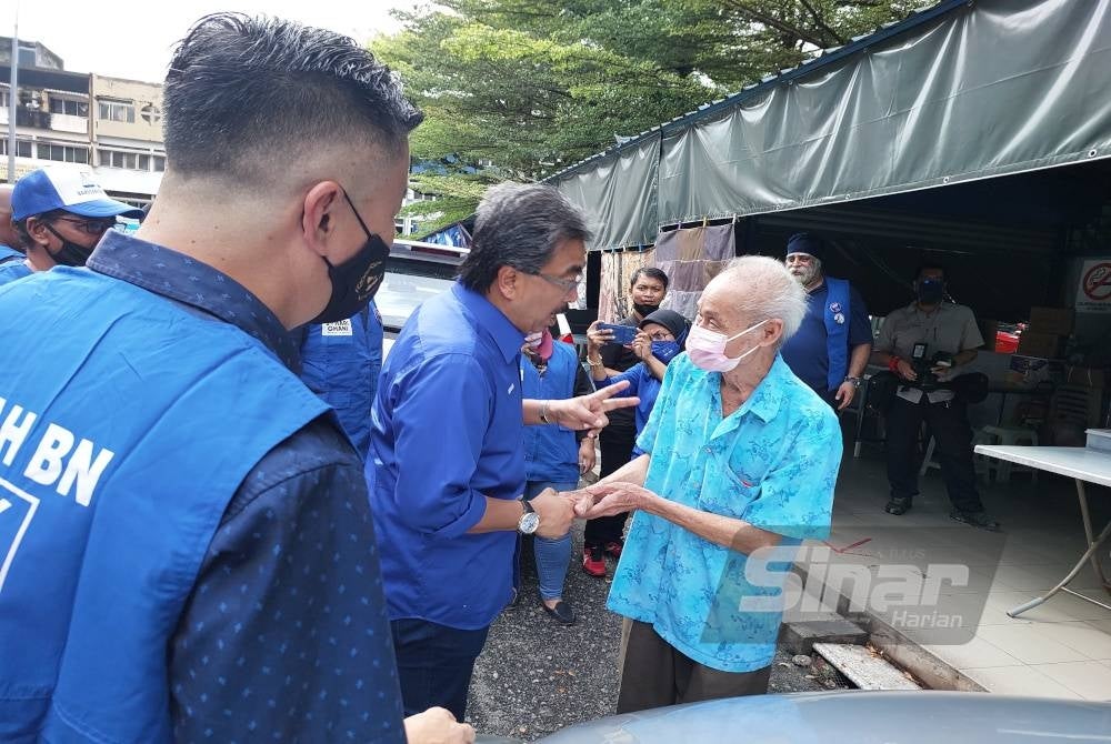 Johari beramah mesra dengan penduduk ketika walkabout di sekitar pekan Taman Maluri di sini pada Khamis.