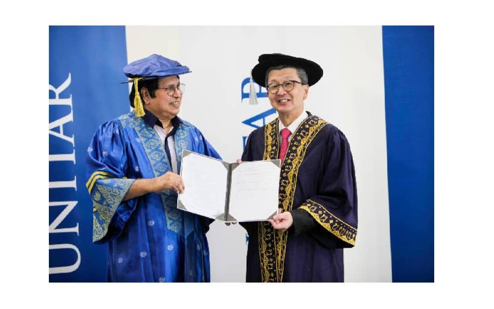 Pengerusi Eksekutif LBS Bina Group Berhad, Tan Sri Lim Hock San (kanan), menerima pelantikan sebagai Profesor Adjung Kepimpinan’ daripada Naib Canselor Universiti Antarabangsa UNITAR Prof. Emeritus Tan Sri Ir. Dr. Sahol Hamid.
