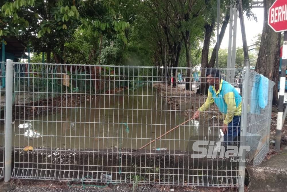 Pekerja kontrak pihak berkuasa tempatan giat melakukan pembersihan di sekitar kawasan Sri Muda Seksyen 25 di sini.