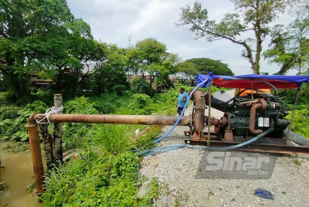 Sebuah pam air turut ditempatkan berdekatan sungai utama bagi mengepam air keluar dari kawasan Sri Muda memasuki sungai utama berkenaan.