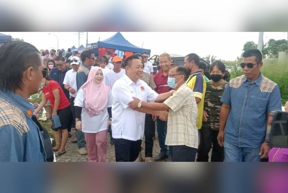 Wetrom bertemu masyarakat setempat ketika meninjau Tamu Sumangkap di Kota Marudu.