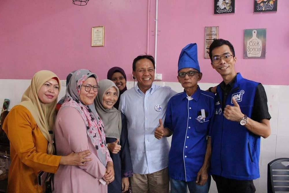 Hasni ( dua dari kanan) tidak kekok turun padang menyantuni pengundi di Parlimen Simpang Renggam.