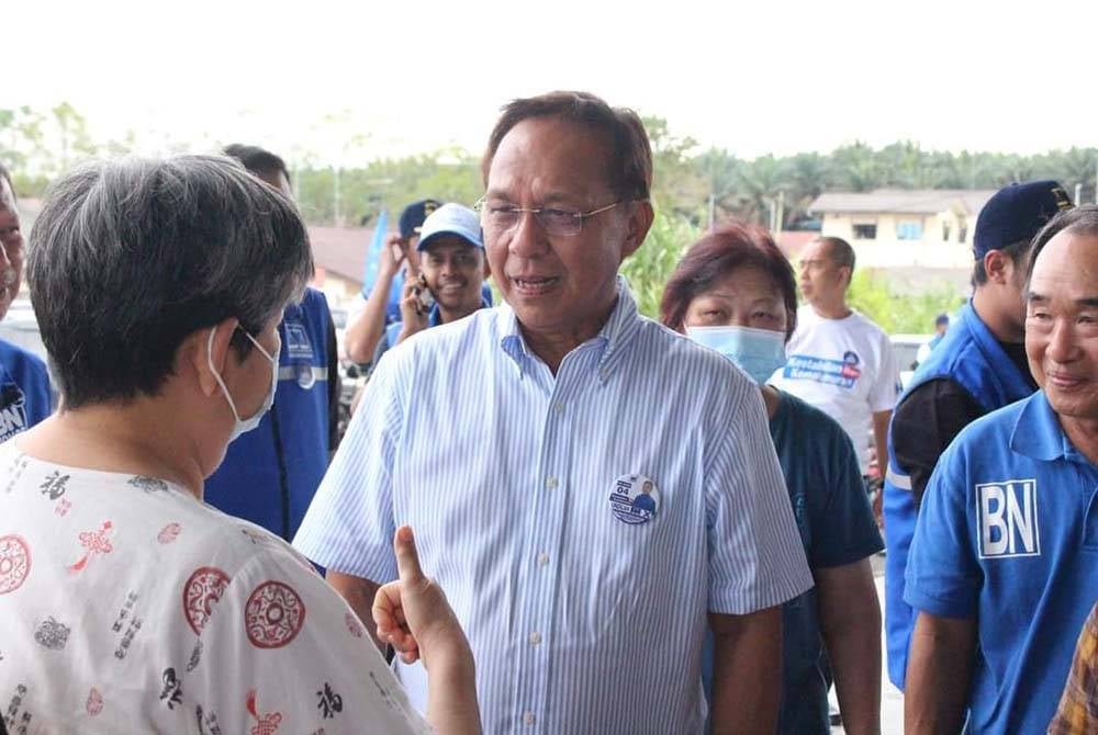Hasni beramah mesra dengan penduduk di Parlimen Simpang Renggam.