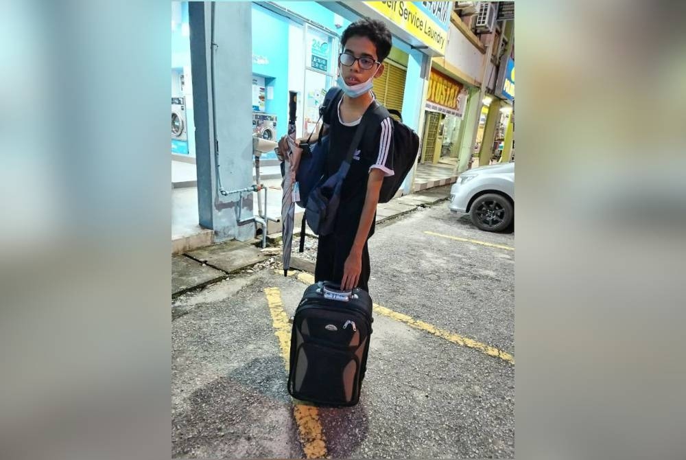 Muhammad Haikal ditemui keletihan oleh pensyarahnya ketika dia mahu pulang berjalan kaki dari Pulau Pinang ke Kelantan.