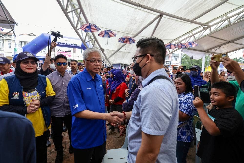 Ismail Sabri (tiga dari kiri) beramah mesra bersama pengunjung pada majlis pelancaran Semarak Uniti Keluarga Malaysia di Dataran Kerayong hari ini. -- Foto Bernama