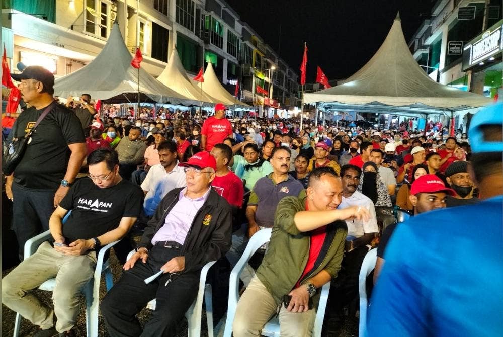 Dari kiri; Jimmy Puah, Hassan dan Dr Maszlee bersama orang ramai dalam prorgam Ayuh Malaysia Kita Boleh di Dataran Larkin, Johor Bahru pada malam Rabu.