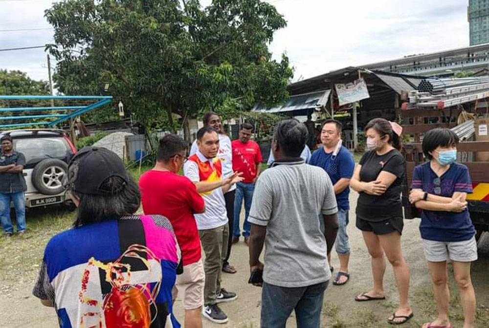 Syahredzan (tiga dari kiri) membatalkan kempen susulan banjir kilat melanda Taman Hijau, Kajang pada Khamis.