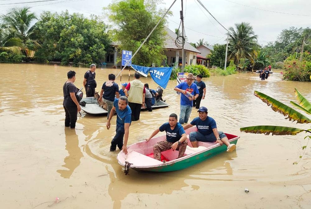 Antara kawasan terjejas banjir di sekitar Dengkil, Selangor pada Khamis.