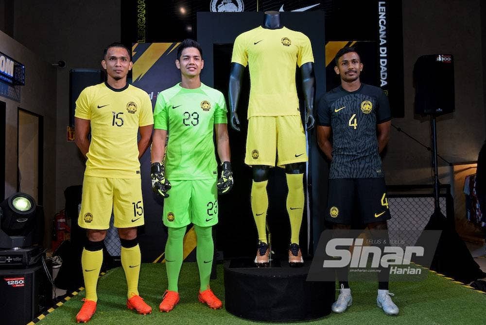 Pemain Harimau Malaya, Khuzaimi Pee (kiri), Ahmad Syihan Hazmi (tengah) serta R Ruventhiran (kanan) memakai jersi Harimau Malaya yang baharu di Majlis Pelancaran jersi Harimau Malaya. FOTO- Sinar Harian/ Rafeq Redzuan