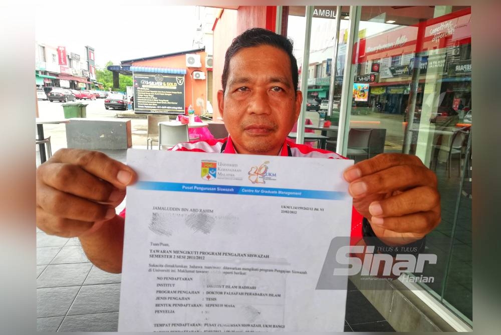 Jamaluddin bersama surat tawaran pengajian PhD di UKM.