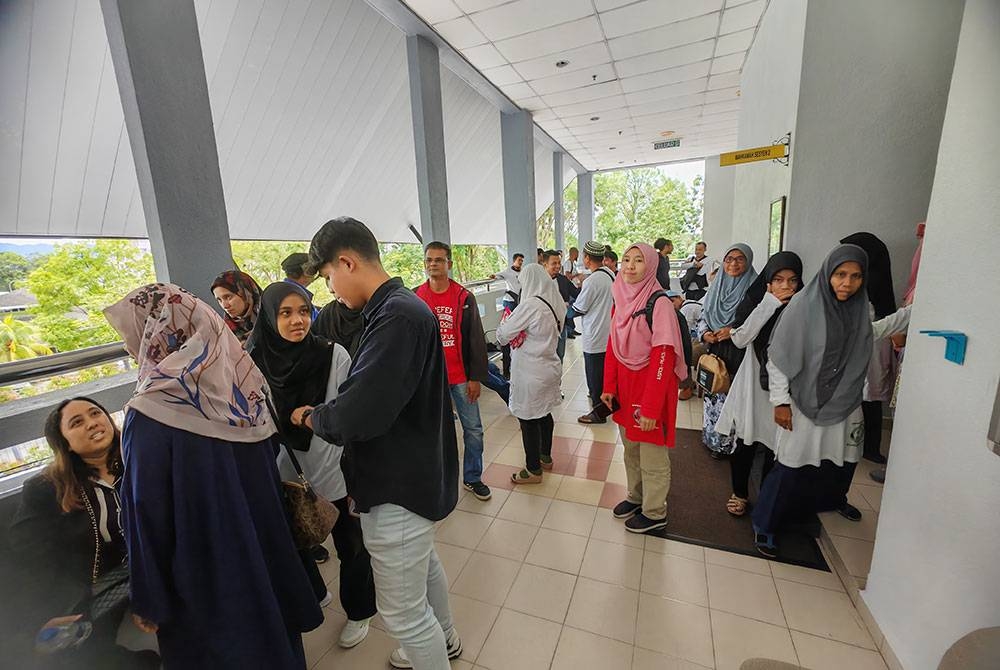 Orang ramai yang hadir bagi mendengar prosing kes Baby Syifaa