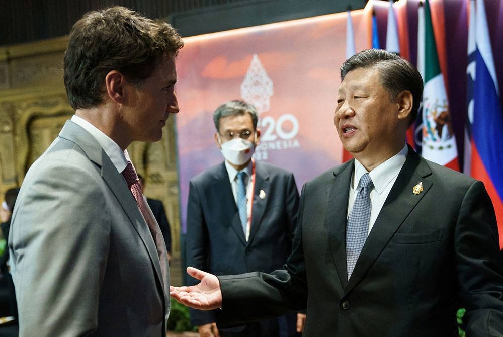 Klip berdurasi 60 saat itu memaparkan adegan Jinping (kanan) 'memarahi' Trudeau. - Foto: Agensi