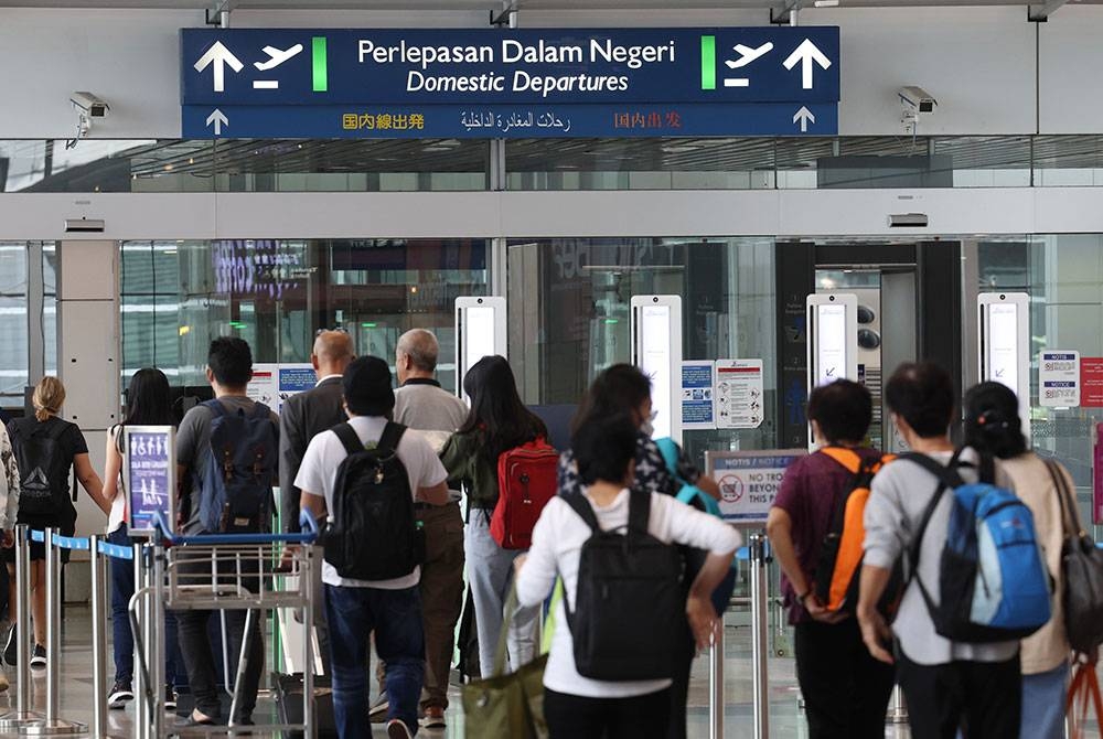 Pergerakan aliran penumpang domestik di Lapangan Terbang Antarabangsa Kuala Lumpur (KLIA) hari ini mulai meningkat ketika tinjauan Bernama susulan ramai yang pulang ke kampung halaman bagi menjalankan tanggungjawab mengundi sempena Pilihan Raya Umum ke-15 (PRU15) Sabtu ini.
