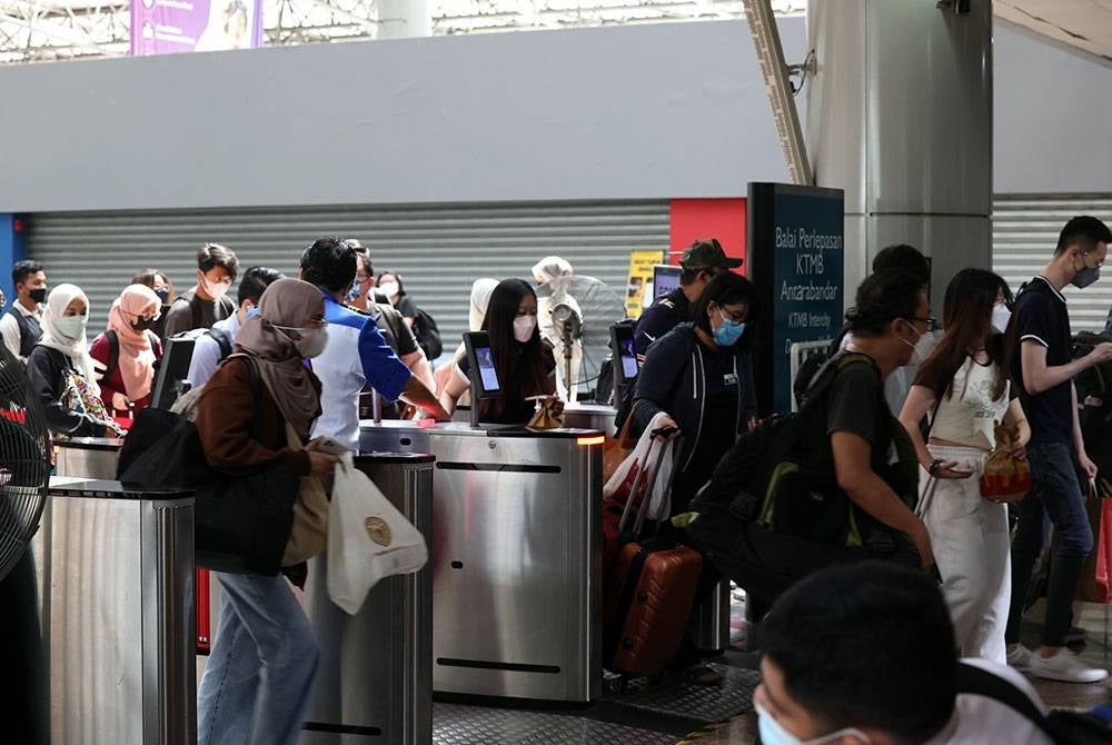 Penumpang berpusu-pusu menggunakan perkhidmatan tren elektrik (ETS), Keretapi Tanah Melayu Berhad ketika tinjauan Bernama di KL Sentral hari ini.