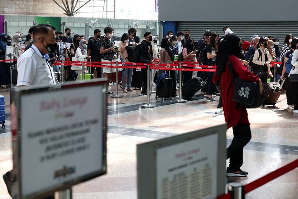 Penumpang menunggu di pintu masuk perkhidmatan Keretapi Tanah Melayu Berhad untuk menggunakan perkhidmatan tren elektrik (ETS) ke destinasi masing-masing ketika tinjauan Bernama di KL Sentral hari ini.