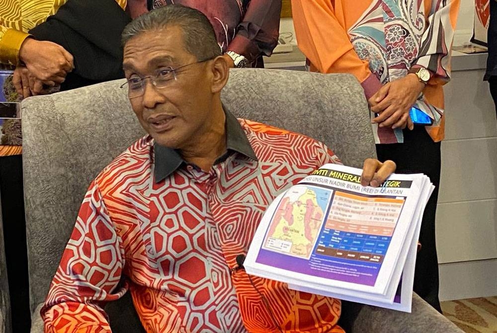 Takiyuddin menunjukkan senarai lokasi potensi unsur nadir bumi di Kelantan.