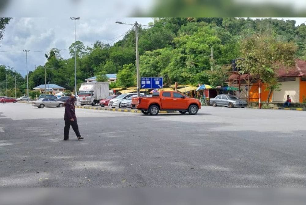 Keadaan di kawasan rehat Batu 2 Jalan Raya Timur Barat (JRTB) yang dipenuhi kenderaan perantau.