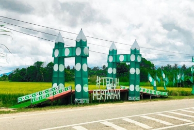 Replika jambatan angkat yang dibina pemuda.