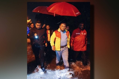 Amirudin (dua dari kanan) melakukan tinjauan di Taman Melawis, Klang pada awal pagi Khamis.