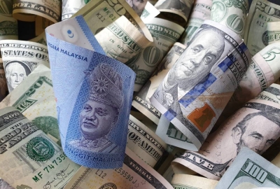 Ringgit terus menyusut nilai berbanding dolar AS pada pagi urus niaga Khamis. Foto 123RF