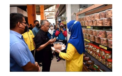 Muhyiddin ketika menjadi perdana menteri mengambil berat masalah golongan PMKS untuk meneruskan perniagaan.
