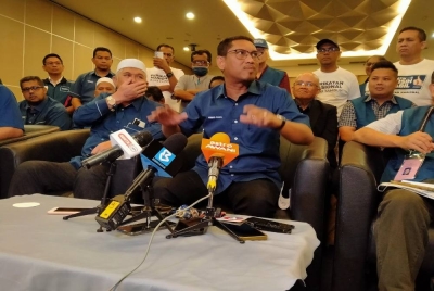 Ahmad Faizal ketika sidang akhbar selepas menyempurnakan Majlis Pelancaran Manifesto PN Perak di sebuah hotel di sini pada Khamis.