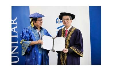 Pengerusi Eksekutif LBS Bina Group Berhad, Tan Sri Lim Hock San (kanan), menerima pelantikan sebagai Profesor Adjung Kepimpinan’ daripada Naib Canselor Universiti Antarabangsa UNITAR Prof. Emeritus Tan Sri Ir. Dr. Sahol Hamid.
