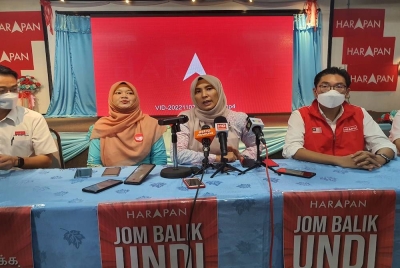 Nurul Izzah (tengah) pada sidang akhbar yang diadakan di Yayasan Aman pada Khamis.