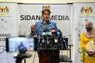 Khairy Jamaluddin ketika sidang media mengenai situasi semasa Covid-19 di Hospital Sungai Buloh hari ini. Foto Bernama