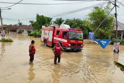 Antara kawasan yang terjejas akibat banjir di sekitar Dengkil, Selangor pada Khamis.