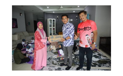 Ketua Pegawai Eksekutif Farm Fresh, Azmi Zainal menyampaikan sumbangan bekalan susu kepada wakil Pewaris.