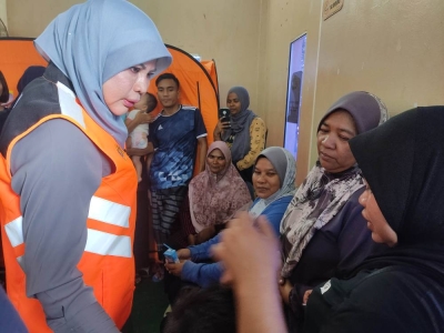 Rina hadir menyantuni mangsa banjir di PPS Dewan Komuniti Pekan Dengkil, Sepang pada Khamis.