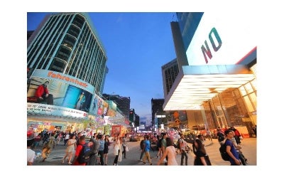 Terdapat banyak faktor yang boleh mempengaruhi perubahan komposisi dan corak perbelanjaan isi rumah di Malaysia. Antaranya ialah tingkat pendapatan, harga barangan dan cita rasa.