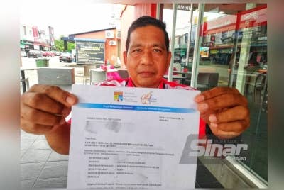 Jamaluddin bersama surat tawaran pengajian PhD di UKM.