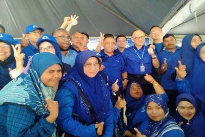 Saarani (tengah) bersama calon dan jentera BN ketika Majlis Perjumpaan Cikgu Saarani Mohamad Bersama Calon dan Pengundi Tebing Tinggi, di sini pada Khamis.