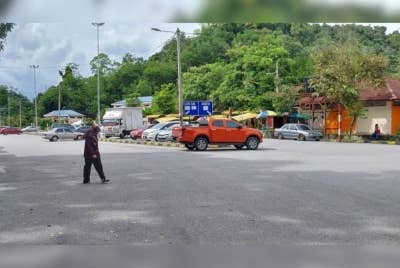 Keadaan di kawasan rehat Batu 2 Jalan Raya Timur Barat (JRTB) yang dipenuhi kenderaan perantau.