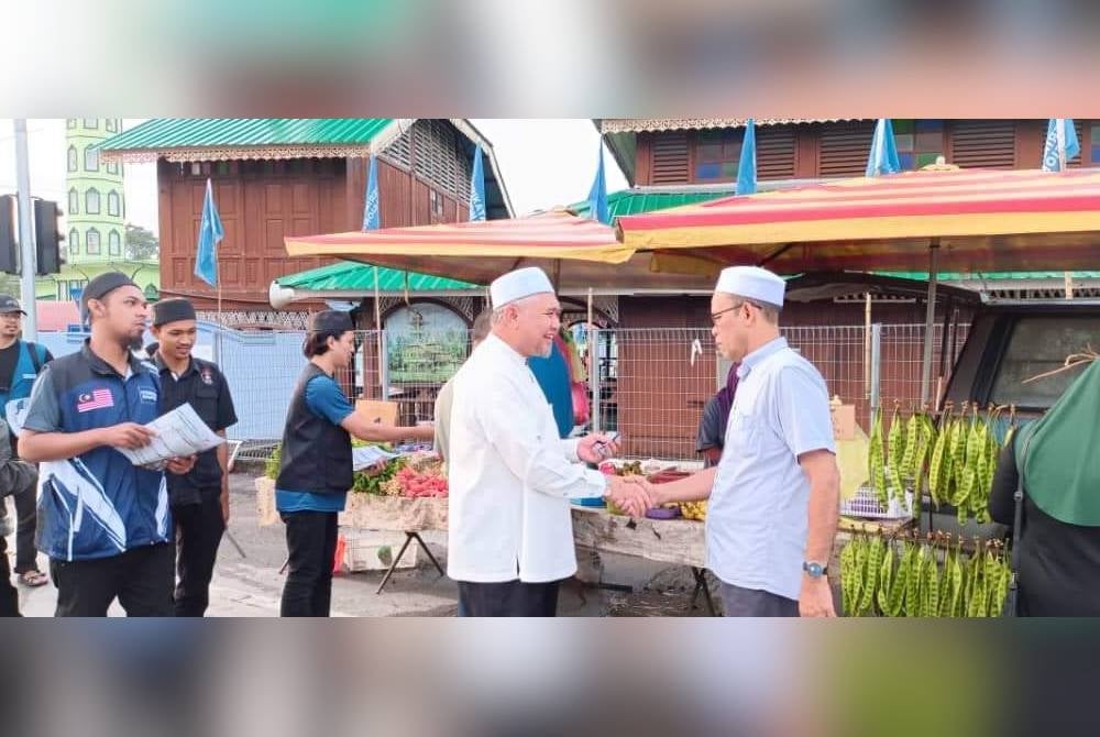 Razman menyantuni pengundi DUN Gunung Semanggol dalam siri kempen PRU15. - Foto Facebook Razman Zakaria