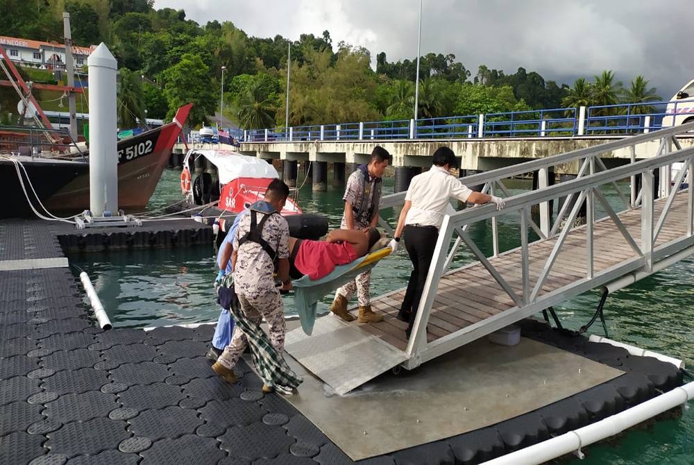Mangsa dibawa ke jeti Maritim Malaysia, Bukit Malut, Langkawi sebelum dihantar ke Hospital Sultanah Maliha untuk pemeriksaan lanjut. Foto Maritim Malaysia
