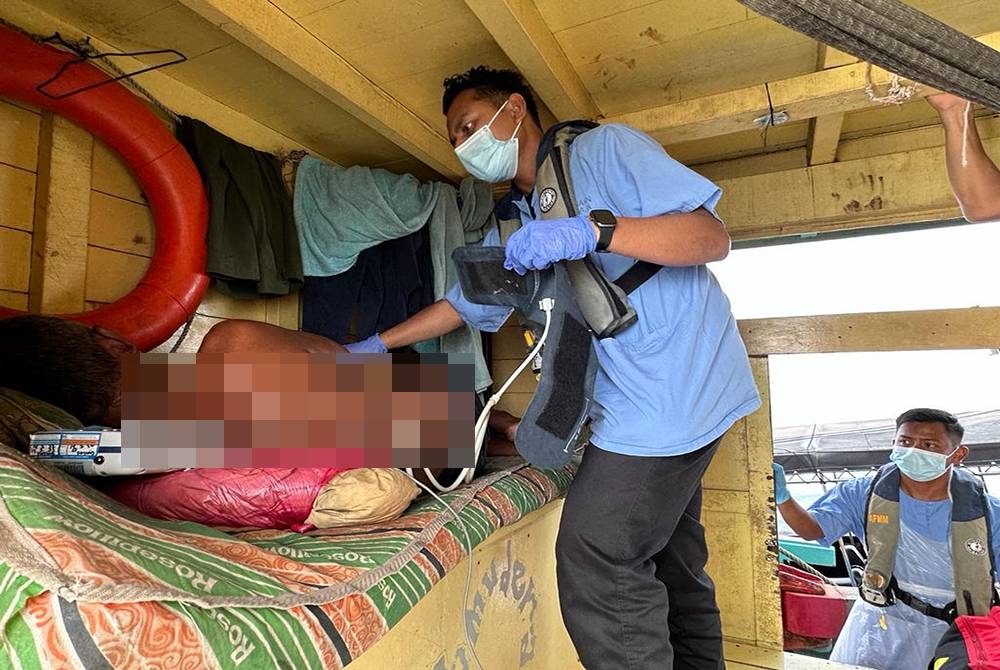 Bantuan Medevac bersama petugas kesihatan Hospital Sultanah Maliha dihantar bagi merawat dan melakukan pemeriksaan awal kepada mangsa. Foto Maritim Malaysia
