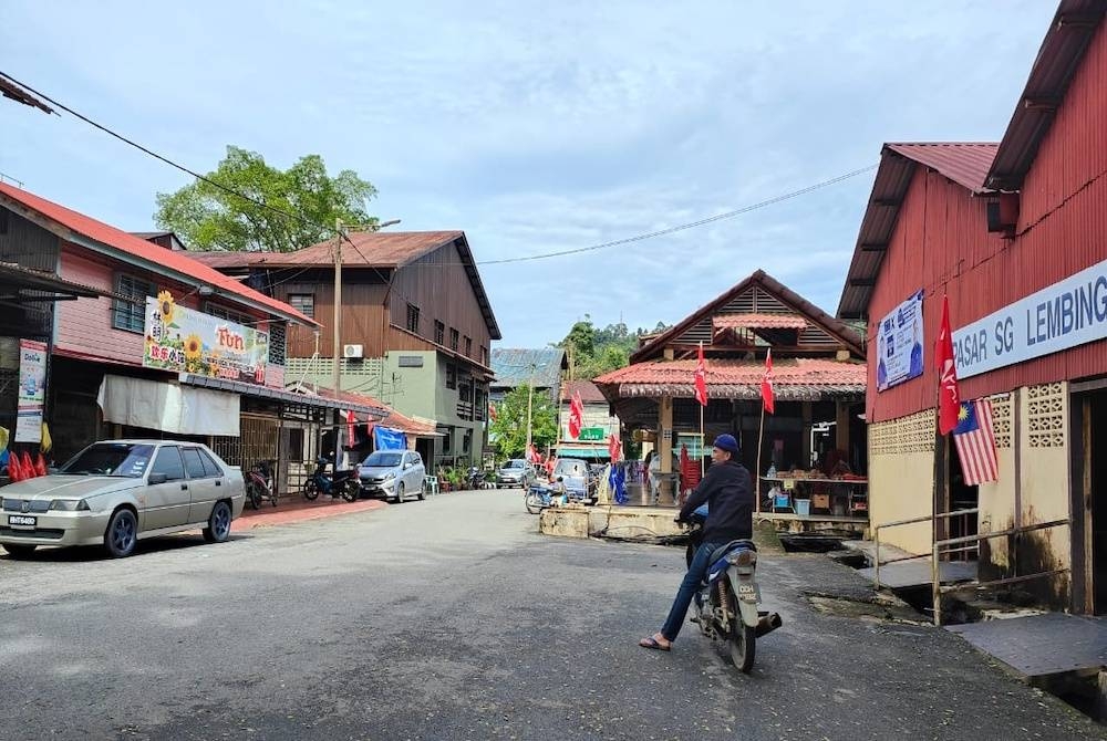 Pekan sungai Lembing saban tahun dinaiki air hampir dua meter.