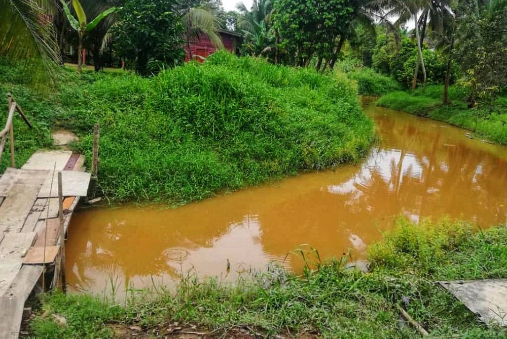 Penduduk yang tinggal berhampiran anak sungai turut membuat persediaan awal berdepan banjir.