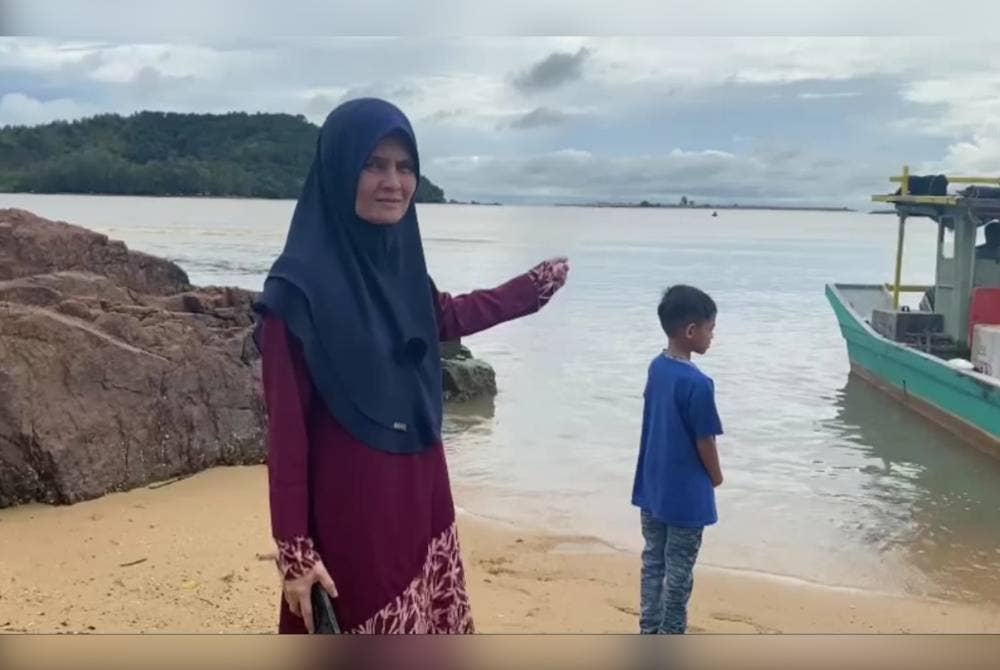 Ibu mangsa, Haslina Yusoff setia menunggu dengan harapan jasad anaknya segera ditemui.