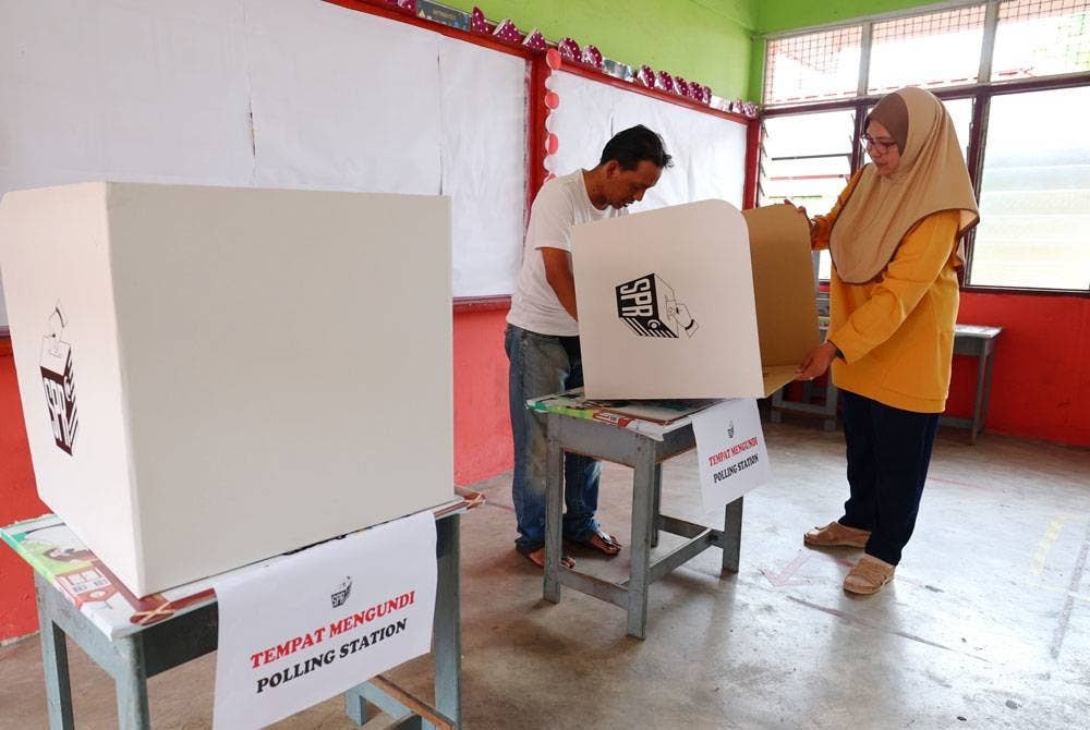 Petugas Suruhanjaya Pilihan Raya (SPR) ketika membuat persiapan untuk hari pengundian bagi P.040 Kemaman. -Foto Bernama