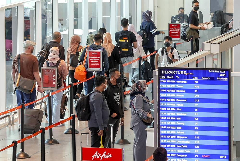 Orang ramai kelihatan memasuki balai pelepasan domestik di Lapangan Terbang Antarabangsa Kuala Lumpur 2 (KLIA2) hari ini.
Rakyat Malaysia akan mengundi pada Pilihan Raya Umum ke-15 esok. - Foto Bernama