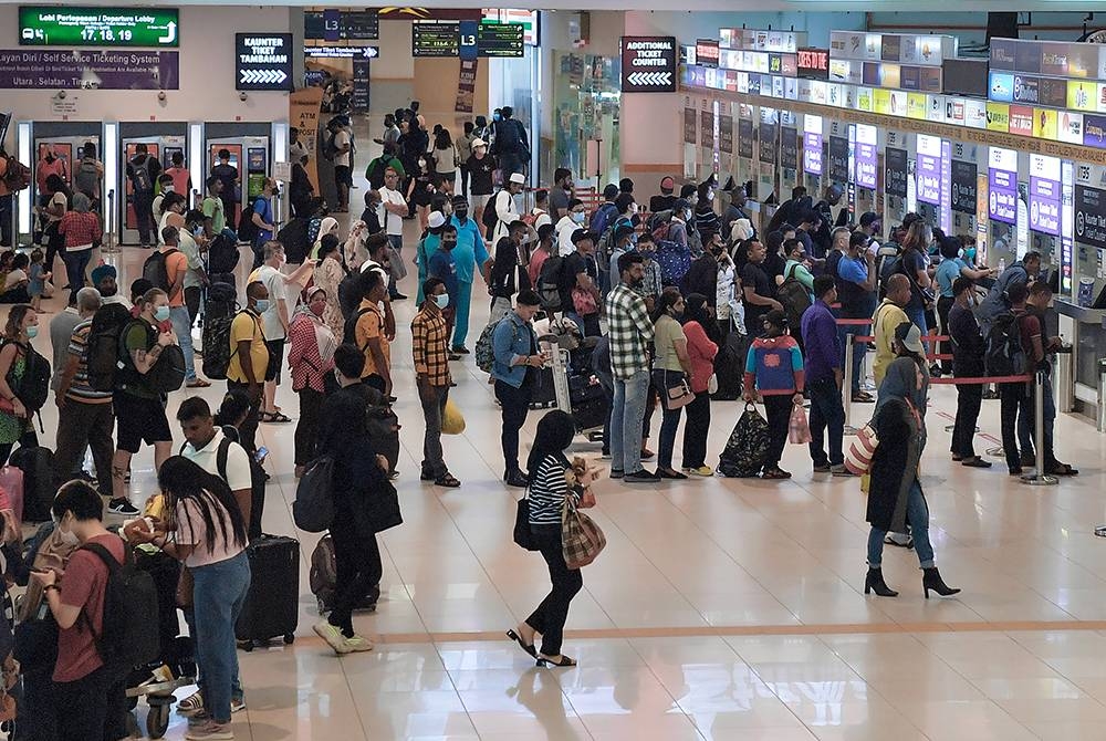 Orang ramai membeli tiket pulang ke kampung masing-masing bagi menunaikan kewajipan mengundi pada Pilihan Raya Umum ke-15 (PRU15) esok ketika tinjauan fotoBernama di Terminal Bersepadu Selatan (TBS) hari ini. - Foto Bernama.