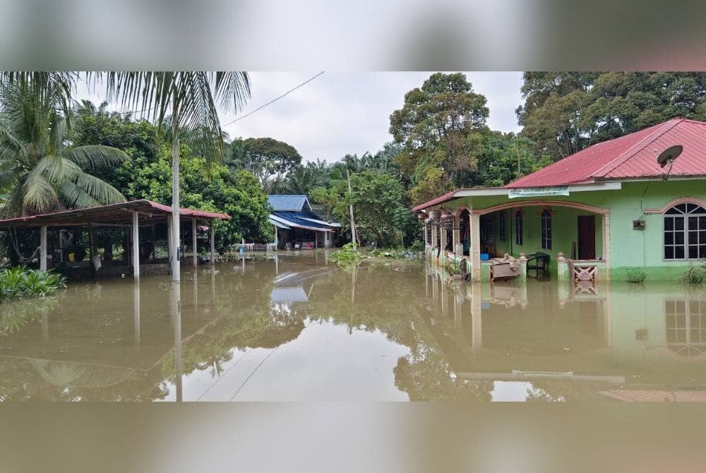 Kira-kira 30 rumah di Kampung Parit 6, Layang-Layang Kiri dinaiki air sejak Selasa.