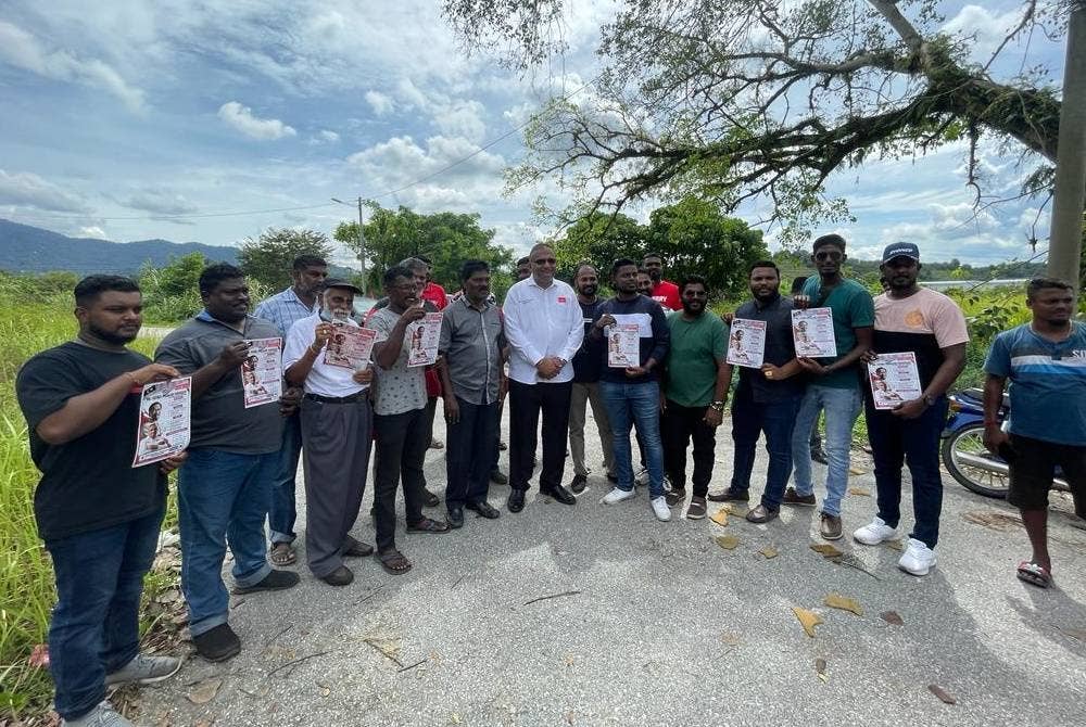 Dr Sathia bersama penduduk di Serendah dan Save ketika mengadakan himpunan aman di tapak pembinaan SJKT Ladang Minyak Serendah pada Jumaat.